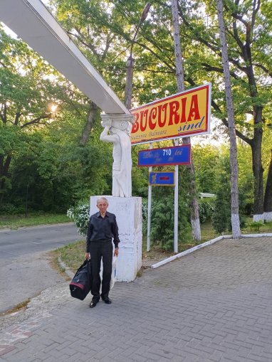 Flori de liliac si o batranete demna, Bunelul Gheorghe va multumeste pentru tot ajutorul!